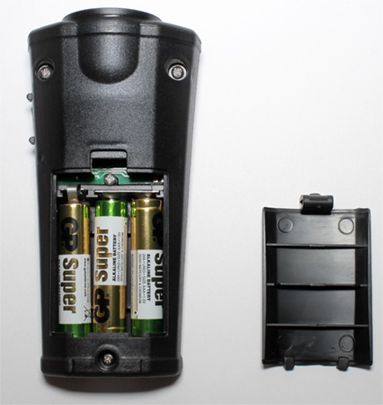 Отсек для батареек расположен в нижней части корпуса изделия
